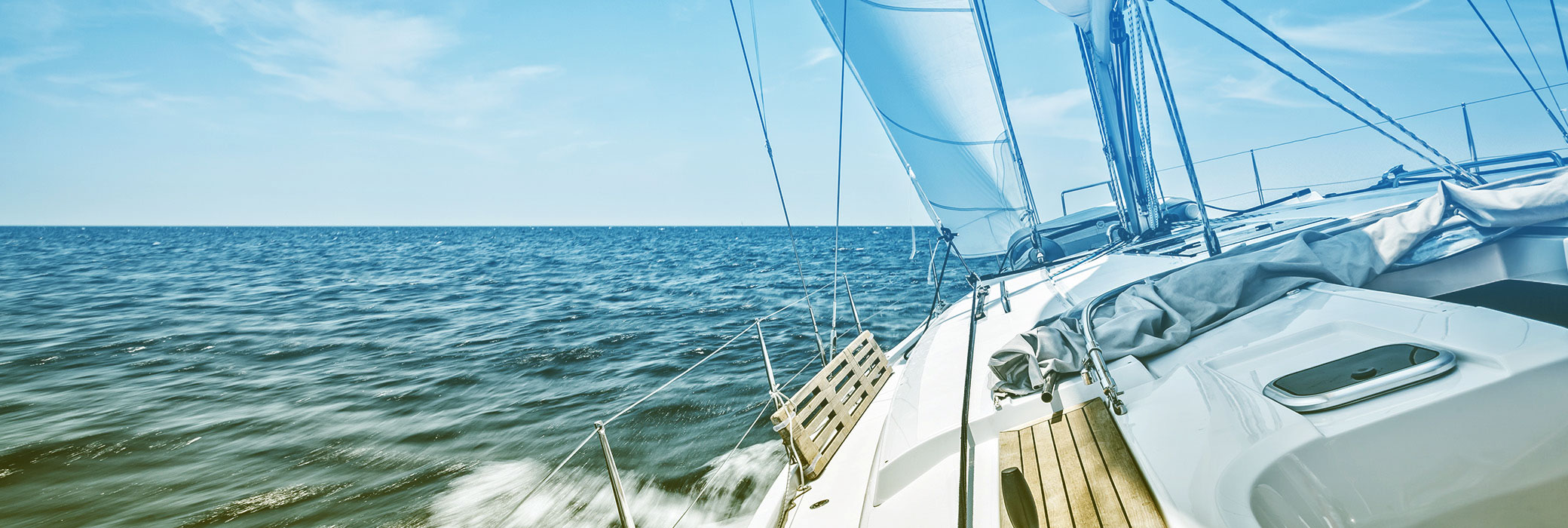 Velero blanco en el agua