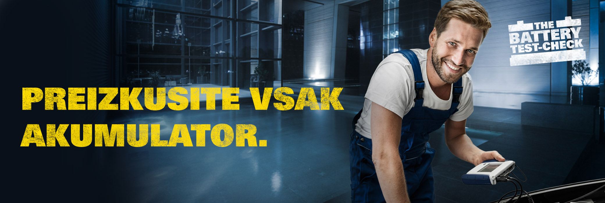 Moški in ženska stojita drug ob drugem ter opazujeta, kako drug moški priklaplja premostitvene kable