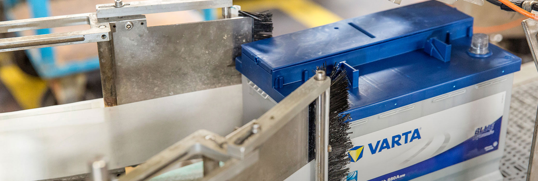 VARTA® Batterie bei der Produktion in einer Maschine VARTA® Batterie bei der Produktion in einer Maschine